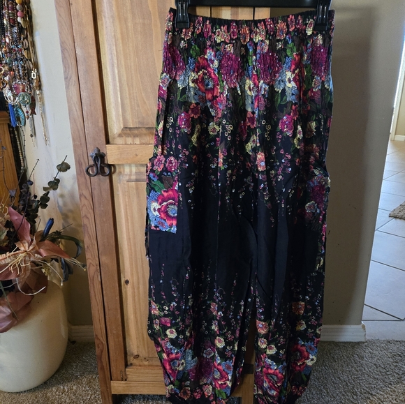 Floral Black Women's Harem Pants with side pockets.  Size Large..NWT - Picture 11 of 11